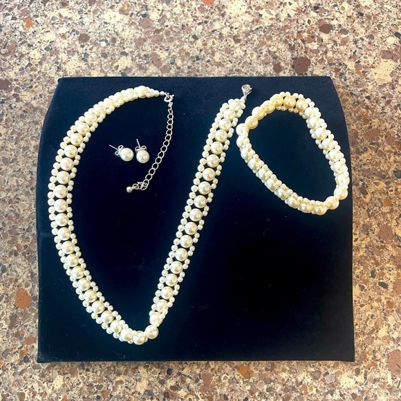 Faux Pearl Necklace set - Classy - Picture 1 of 3
